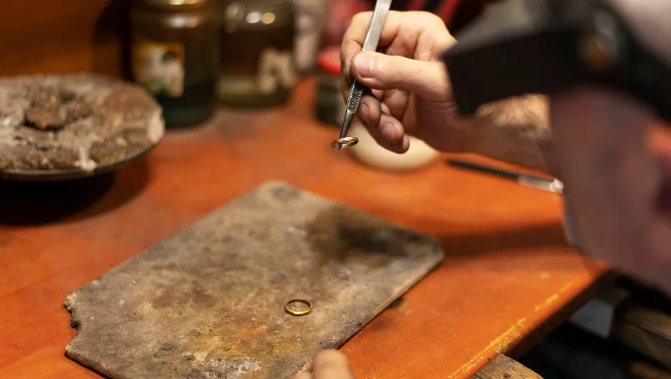 ¿Cómo saber los kilates del oro? Guía completa