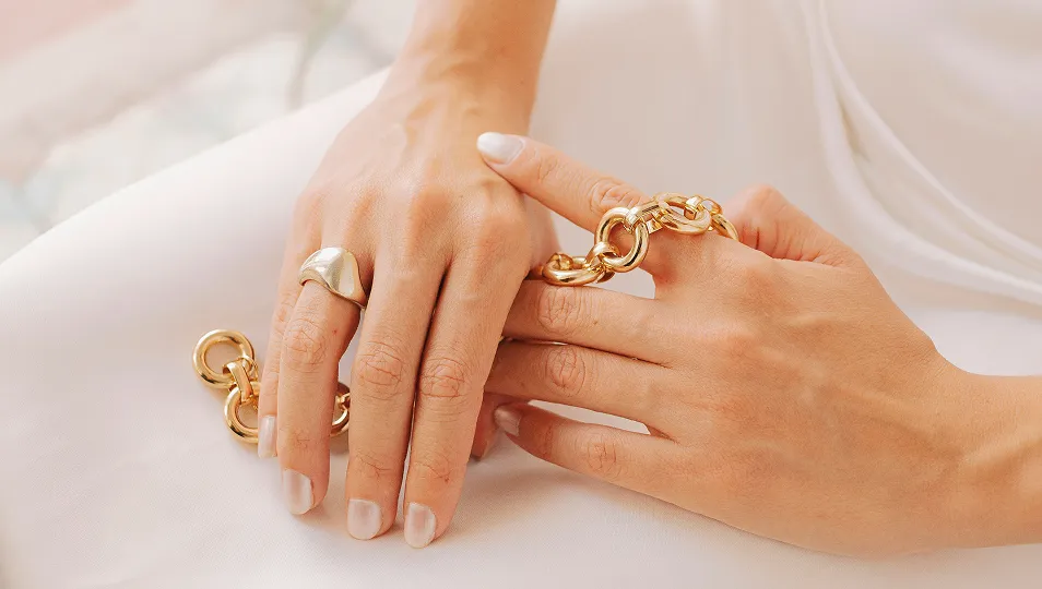 ¿Cómo influye el precio del oro en tus joyas y su valor?