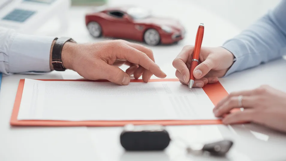 ¿Qué se necesita para empeñar un carro?